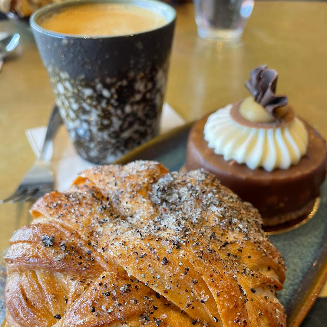 Zimtschnecke mit Kaffee und Schokoladentörtchen beim Fika in Småland